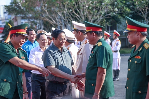 Thủ tướng Phạm Minh Chính thăm, tặng quà Tết công nhân, cán bộ, chiến sĩ quân đội, công an TP Cần Thơ